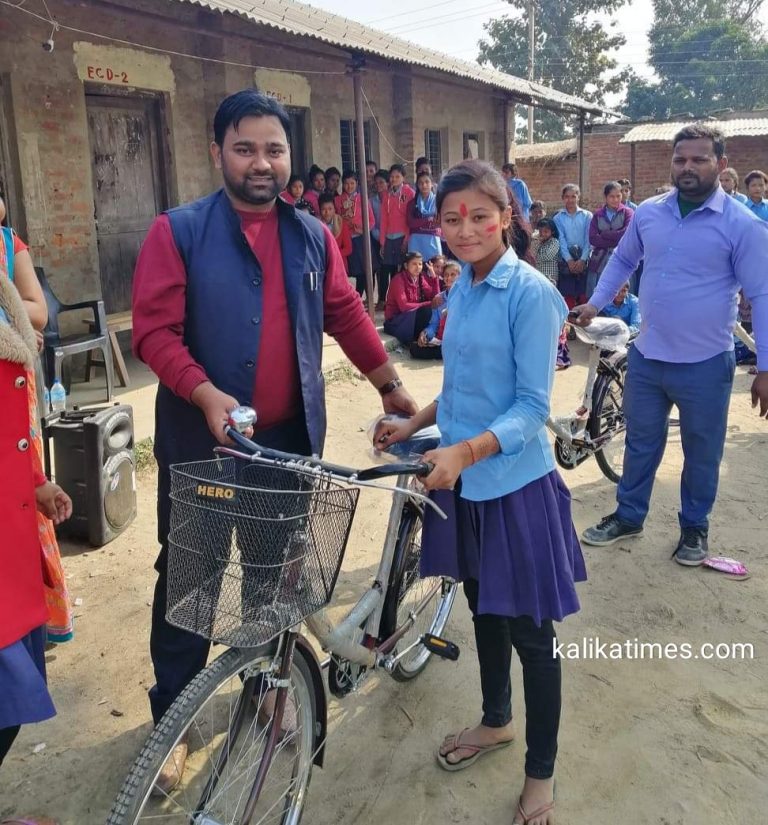 जिराभवानी गाउँपालिकाद्वारा पुन: छात्राहरुलाई नि:शुल्क साईकल वितरण