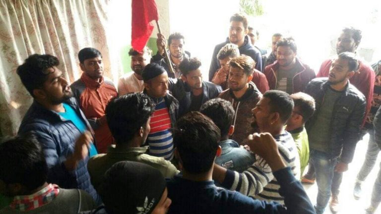 सतारुढ दल निकटका विद्यार्थी संगठनहरुद्वारा ठा.रा.ब. क्याम्पस प्रमुख घेराउ