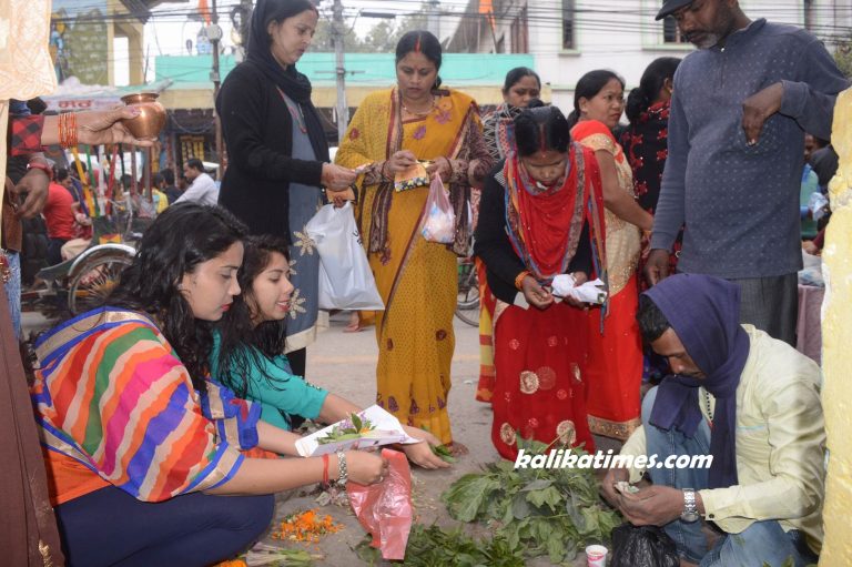 शिवरात्रीको पुजा गर्न मन्दिर पगेका भक्तजनहरु (फोटोफिचर)