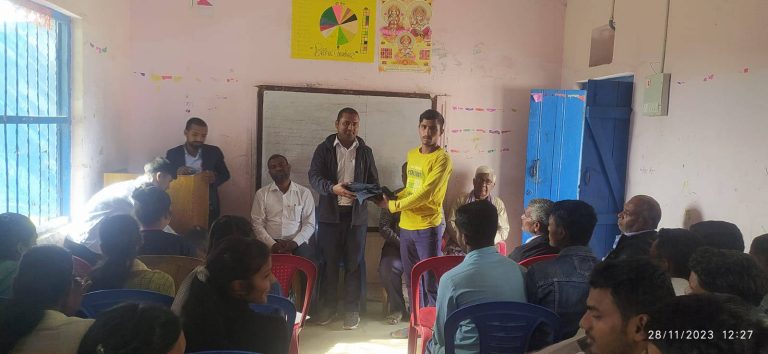 धाेबिनीमा कक्षा ११ का विद्यार्थीहरुलाई विद्यालय पाेशाक वितरण