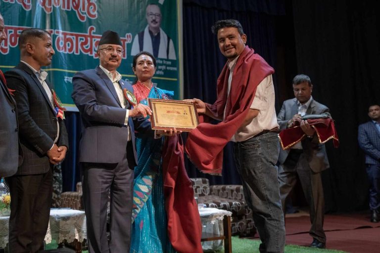 फोटोग्राफर मनिष पौडेल सम्मानित