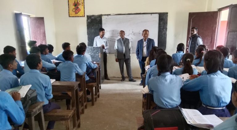 पकहाँ मैनपुरमा गाउँपालिका अध्यक्षद्वारा विद्यालयकाे अनुगमन