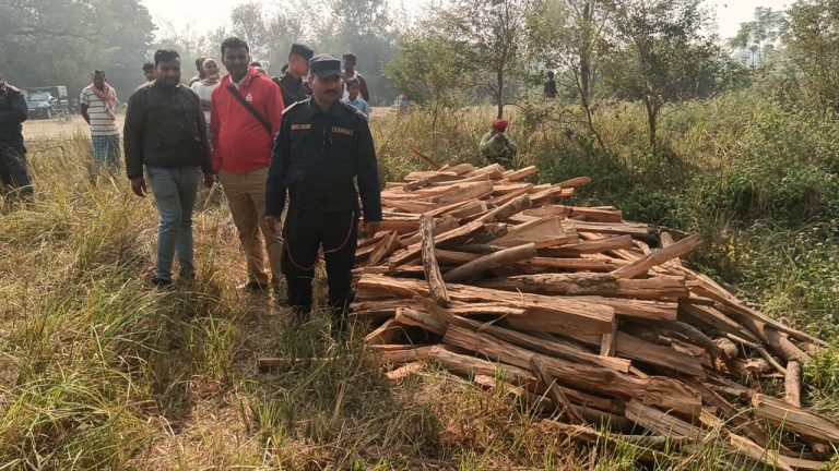 इप्रका पटेर्वा सुगाैलीद्वारा ३ टेक्टर अबैध काचौ काठ बरामद