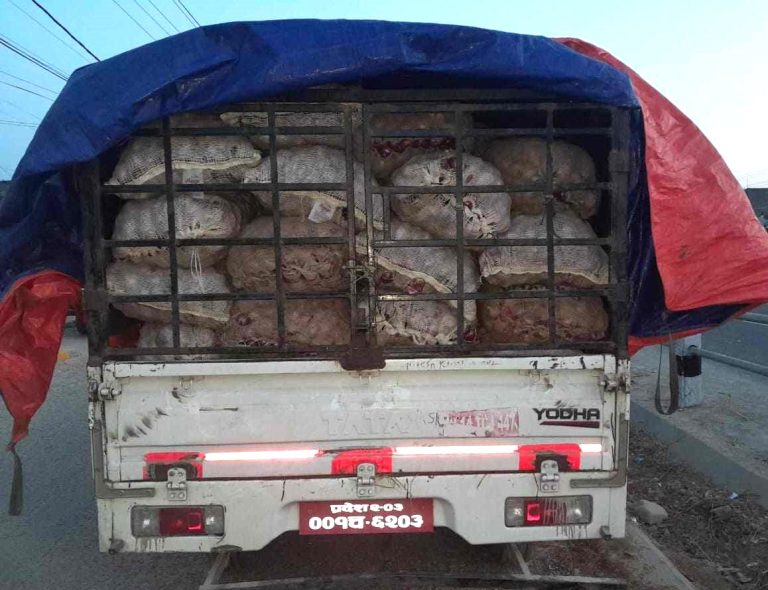 बारा प्रहरीले एक करोड भन्दा बढीकाे अबैध प्याज भन्सार बुझायाे