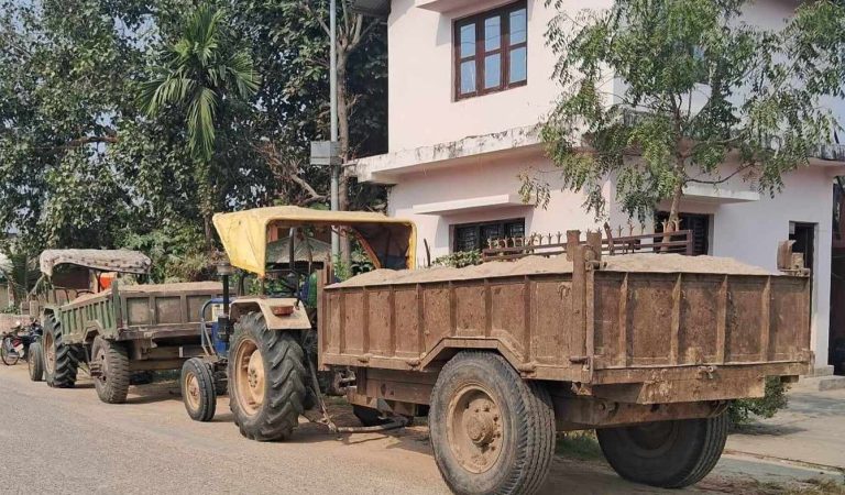 अवैध तरिकाले गिट्टी बालुवा ओसारपसार गर्ने ३ वटा ट्याक्टर प्रकाउ