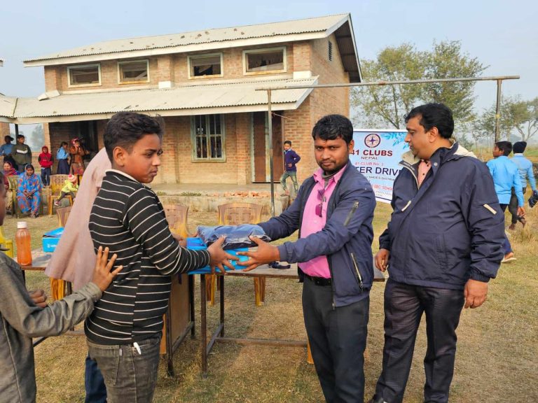 विद्यार्थीहरुलाई स्विटर र जुत्ता वितरण