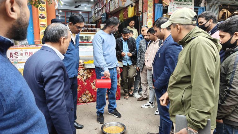 वीरगंजका एक दर्जन पसलहरुमा अनुगमन, सचेत गराउँदै लेभल विनाकाे सामग्री नष्ट गरियाे