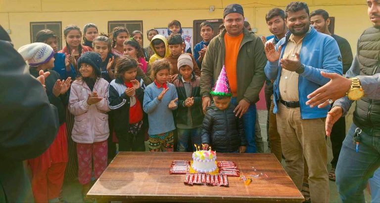 जन्मदिनको अवसरमा बहिरा विद्यालयका विद्यार्थीहरुलाई खाना