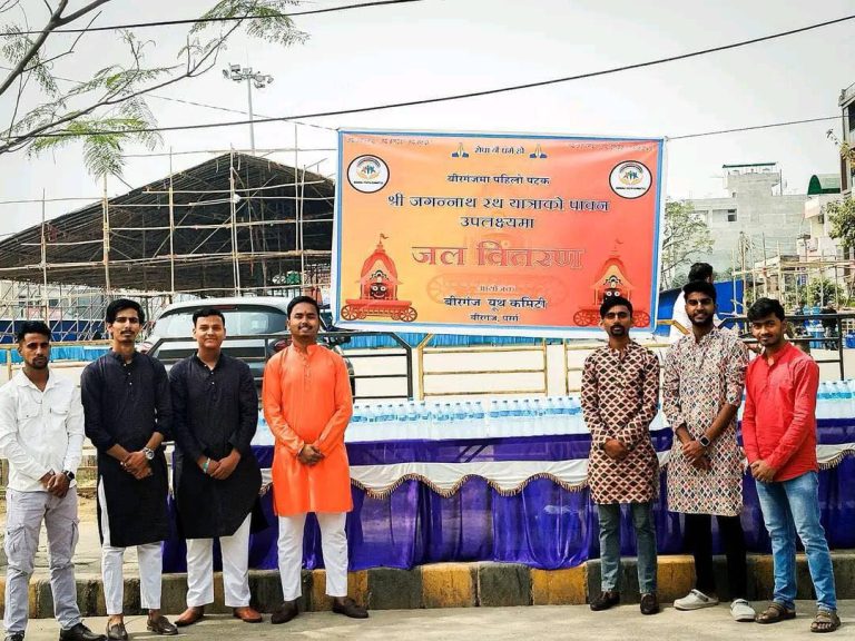 रथ यात्राकाे सहभागिहरुलाई पानी बितरण