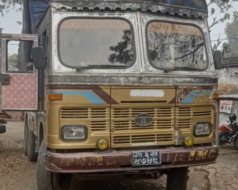 ३५ लाख बराबरकाे लत्ताकपडा तथा खुद्रा सामानसहित ट्रक पक्राउ