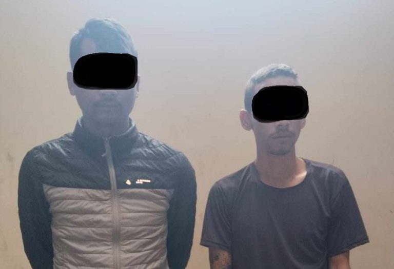 वीरगंजबाट हेल्मेटभित्र खैरो हिरोइन तस्करी गर्ने दुई जना पक्राउ