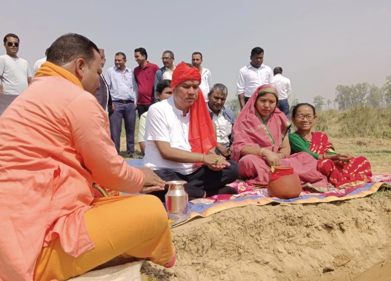 पटेर्वा सुगाैलीकाे रंगपुरमा आधुनिक बजार बन्ने, पालिका प्रमुखले गरे शिलान्यास