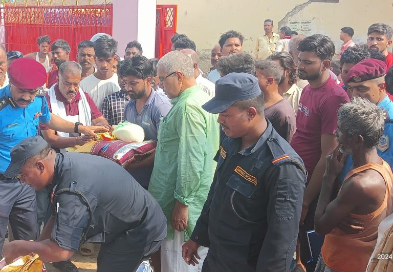 अलौका आगलागि प्रभावितलाई राहत वितरण