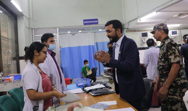 वीर अस्पताल र राष्ट्रिय ट्रमा सेन्टरमा स्वास्थ्य मन्त्री यादवको छड्के अनुगमन