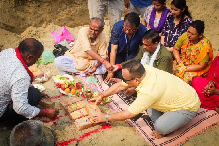 मुर्लीमा बन्न लागेकाे स्वास्थ्य चाैकीकाे मेयर सिंहद्वारा शिलान्यास