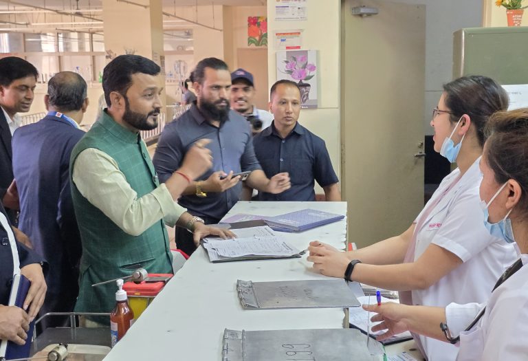 स्वास्थ्य मन्त्री यादवद्वारा कान्ति बाल अस्पतालमा छड्के अनुगमन