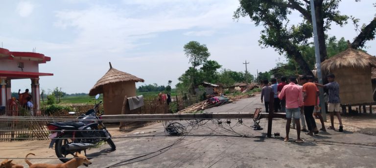 पर्साकाे विभिन्न स्थानमा हवाहुरीले लाखाैंकाे क्षति, विधुत लाइन समेत अवरुद्ध