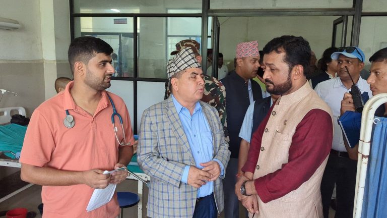चितवनका सरकारी अस्पतालको स्वास्थ्य मन्त्री यादवद्वारा अनुगमन
