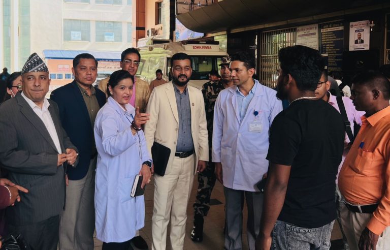 मन्त्री यादवद्वारा दाेस्राे पटक राष्ट्रिय ट्रमा सेन्टरमा अनुगमन