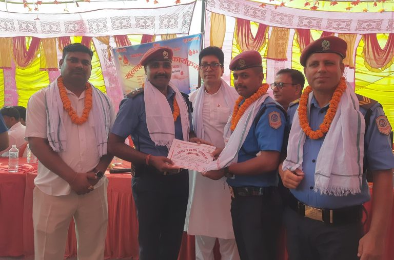 प्रहरी चाैकी इनर्वाकाे कार्यक्रममा १३१ जनाद्वारा रक्तदान