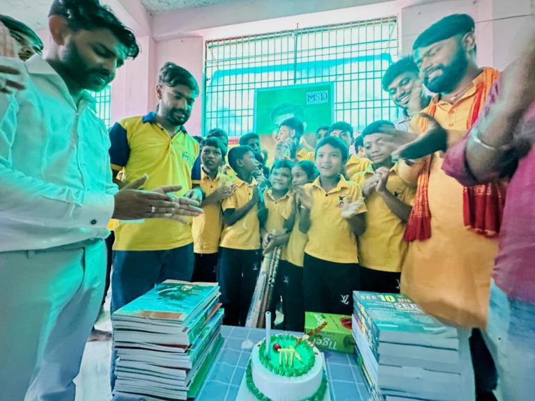 क्रिकेटर धाेनीकाे जन्मदिन वीरगंजमा पनि मनाइयाे