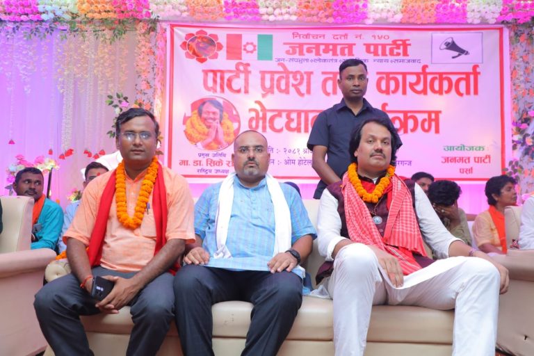 दुई दलीय व्यवस्था लाद्‍ने षड्यन्त्र भइरहेको छ, आन्दाेलकाे लागि तयार रहनुपर्छ : डा. राउत