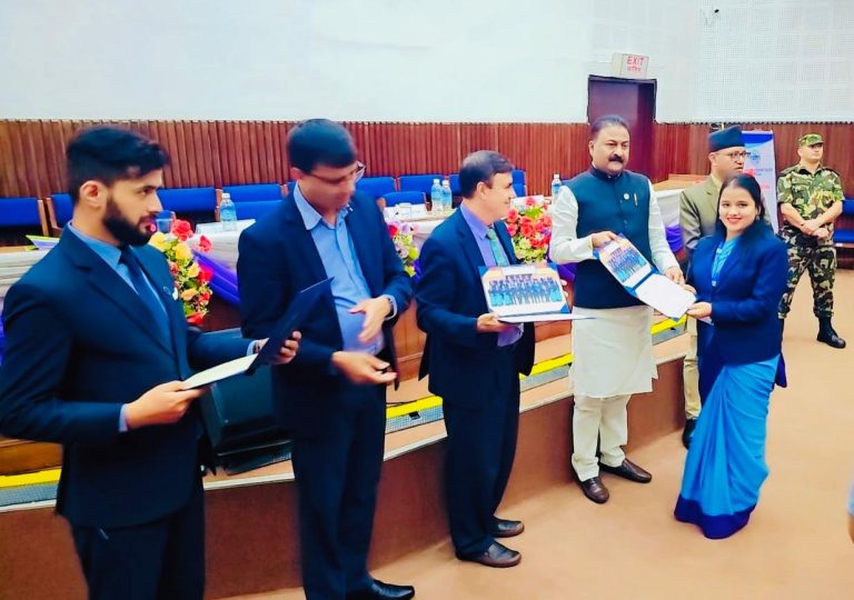 प्रभाव र दबावमा नपरी कर्मचारीले जनताकाे सेवा गर्नुपर्छ : मन्त्री गुप्ता