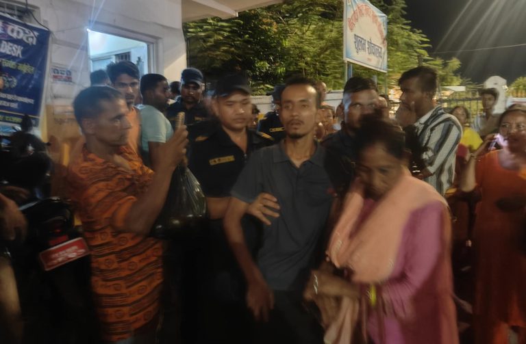 वीरगंजकाे घण्टाघरमा तिर्थ यात्रुलाई प्रहरीले कुटेपछि..