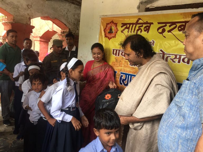 साहिब दरबारको वार्षिकोत्सवमा ८६ विद्यार्थीलाई स्कूल ब्याग वितरण