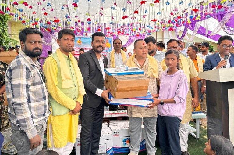 वीरगंज ३० मा एसइई पास गरेका छात्राहरूलाई कम्प्युटर वितरण