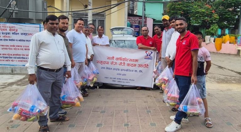 सन नेपाल लाइफ इन्स्योरेन्सकाे बार्षिकाेत्सवमा बिरामीहरुलाई फलफूल वितरण
