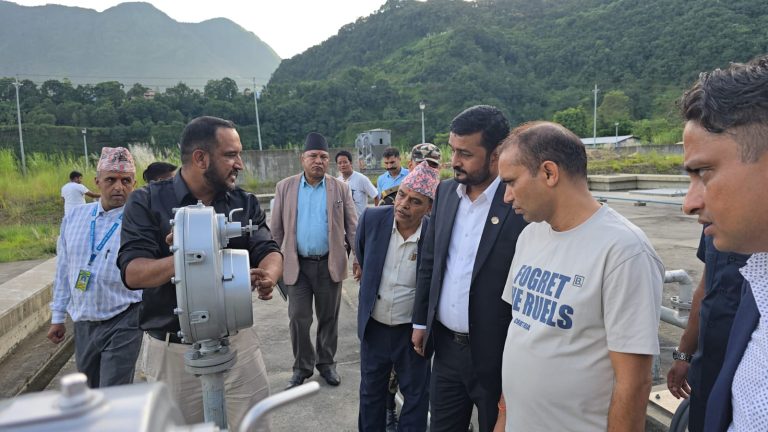 खानेपानी मन्त्री यादवद्वारा निर्माणधीन पानी प्रशोधन केन्द्रकाे अवलाेकन