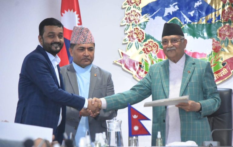 प्रधानमन्त्री ओली र खानेपानी मन्त्री यादवबिच कार्यसम्पादन सम्झौतामा हस्ताक्षर