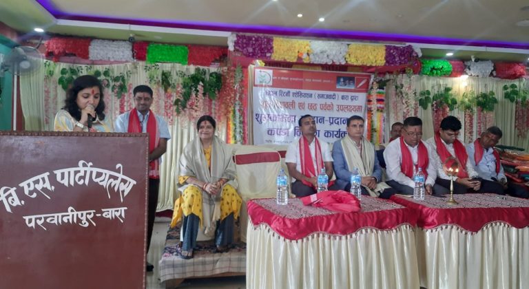 नेपाल रिटर्नी एशोसियशनद्वारा शुभकामना आदानप्रदान तथा छठ ब्रतालुलाई साडी बितरण