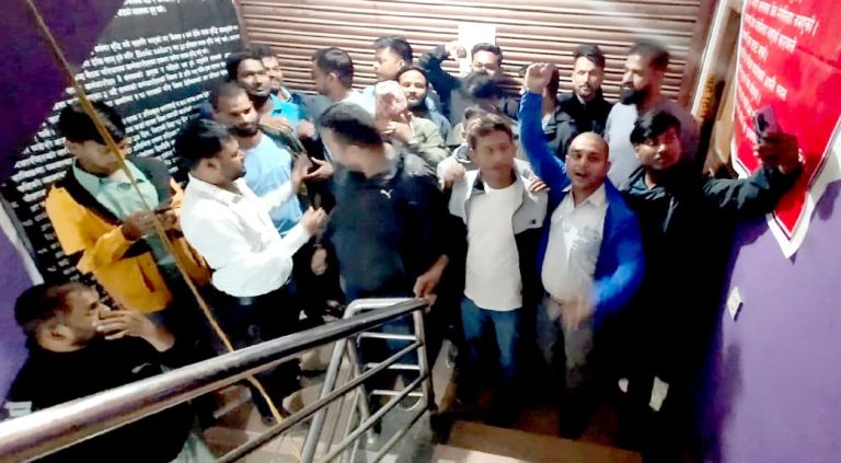 ‘नेरुडे-मिर्मिरे’ लघुवित्त वित्तीय सँस्थामा अनिश्चितकालीन तालाबन्दी
