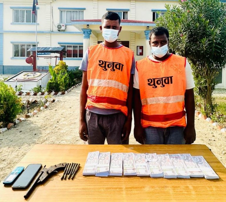 पेस्ताेल, गोली र नक्कली नोट सहित दुई भारतिय पक्राउ