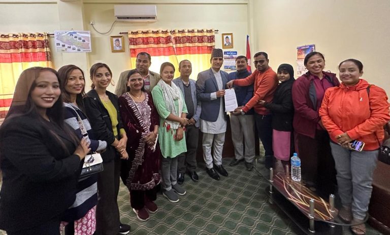 बालविवाह न्यूनिकरणका लागि पहल गरिदिन आग्रह गर्दै सिडिओ अर्याललाई ज्ञापन