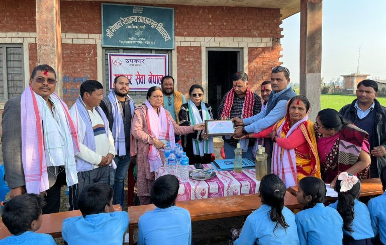 रेडक्रस आधारभूत विद्यालयलाई बेन्च र डेस्क सहयोग