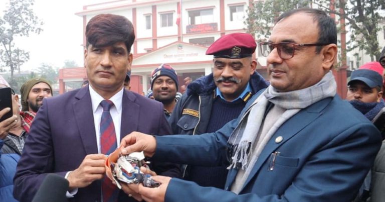 बहुदरमाईका शिक्षकहरु विद्यालय बन्द गरेर सिडिओलाई साँचाे बुझाए