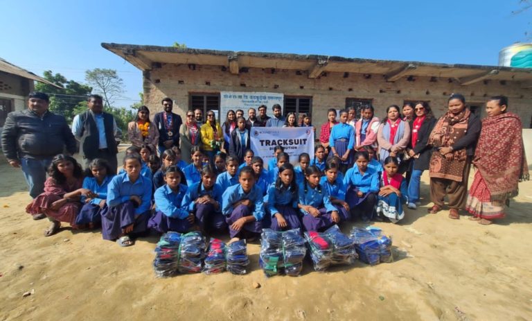 बसन्तपुरका ४५ जना छात्रालाई ट्रेकसुट वितरण