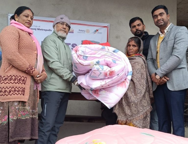राेटरी क्लबद्वारा नितनपुरका दलित परिवारलाई सिरक वितरण