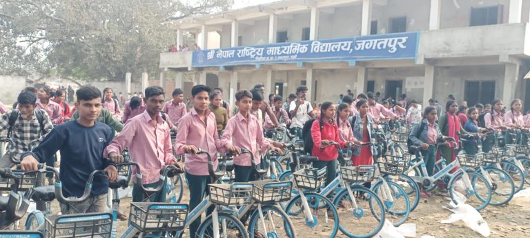 जगतपुरमा ७४ जना विद्यार्थीहरुलाई चाइनिज साईकल वितरण