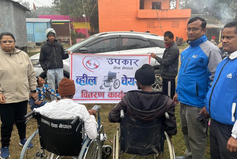 उपकार सेवाद्वारा दुई जनालाई ह्वीलचेयर सहयाेग