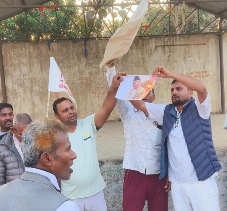 पर्सामा ओली र प्रचण्डको तस्वीर जलाइयो