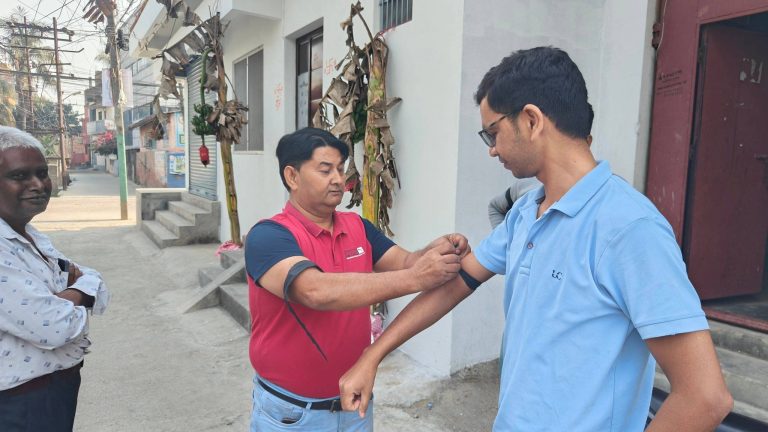 पत्रकार रजककाे हत्याकाे विराेधमा कालाे पट्टी बांधेर विराेध प्रदर्शन