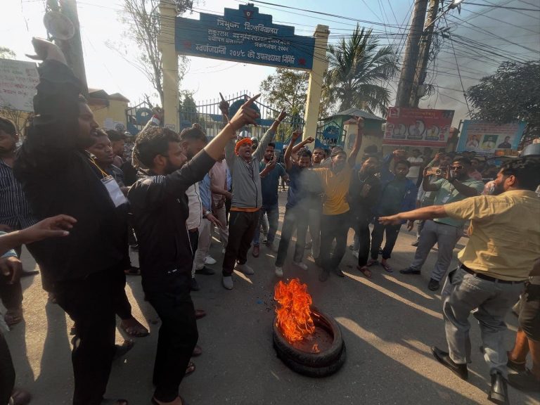 विवादका कारण ठाकुर रामकाे मतगणना स्थगित, क्याम्पस प्रशासनले धाधली गरेकाे भन्दै विराेध प्रदर्शन