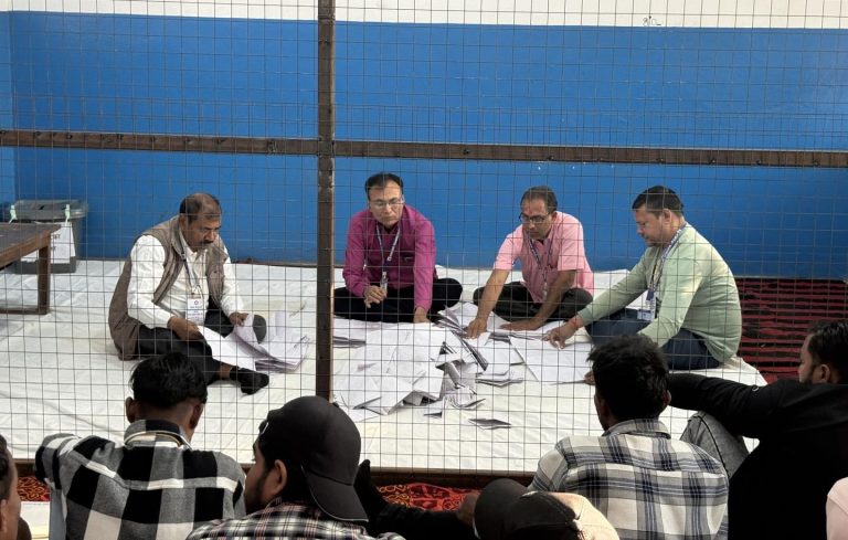 ठाकुर राम स्ववियु निर्वाचनकाे मतगणना जारी, राज कुमार यादव अगाडी