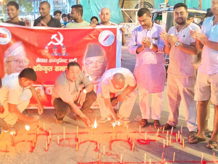 लोकतन्त्र दिवसको अवसरमा युवा संघद्वारा दीप प्रज्वलन