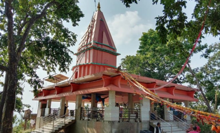 दुधेश्वर महादेव मन्दिरमा दर्शनार्थीकाे भिड