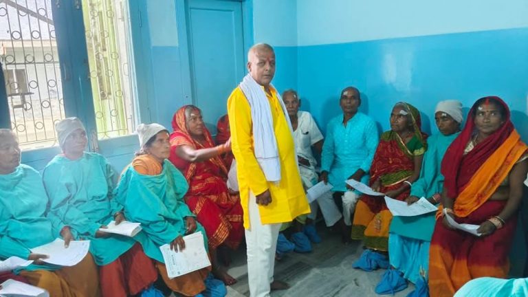 भेडिहारीका माेहन चाैरसियाले ५० जनाकाे आँखाकाे अप्रेशन गराए